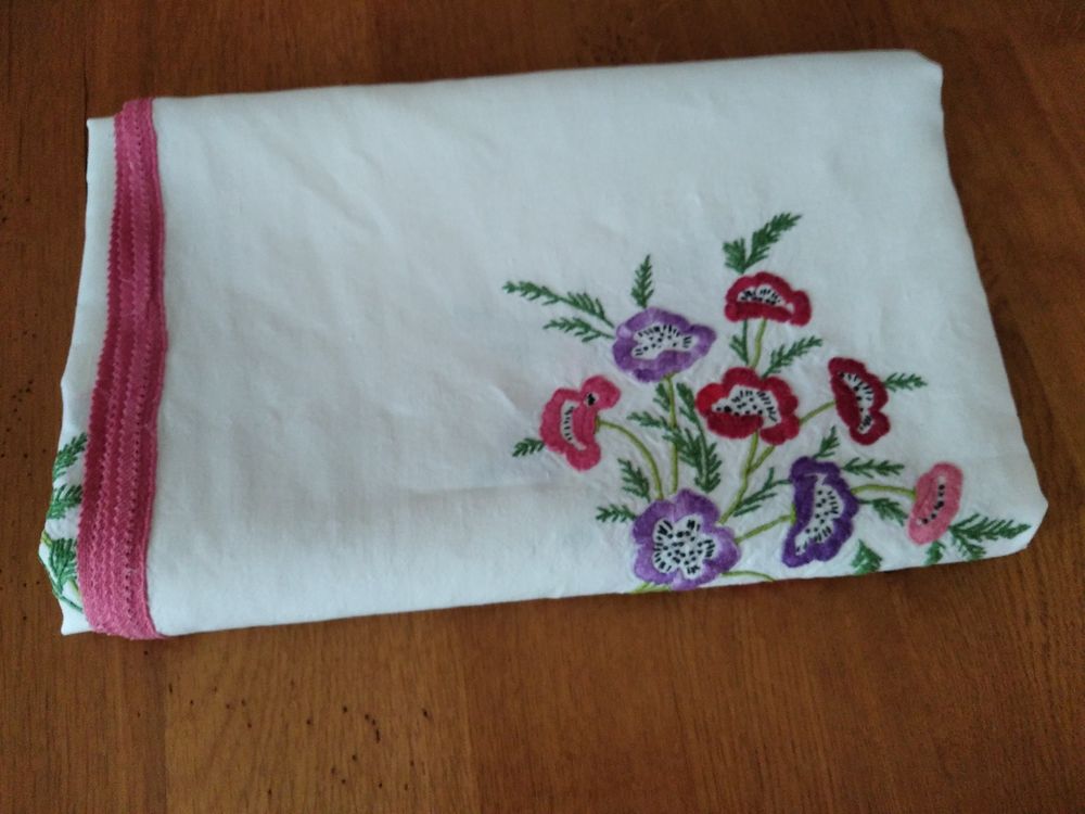 Nappe vintage brod&eacute;e main + 10 serviettes assorties Décoration