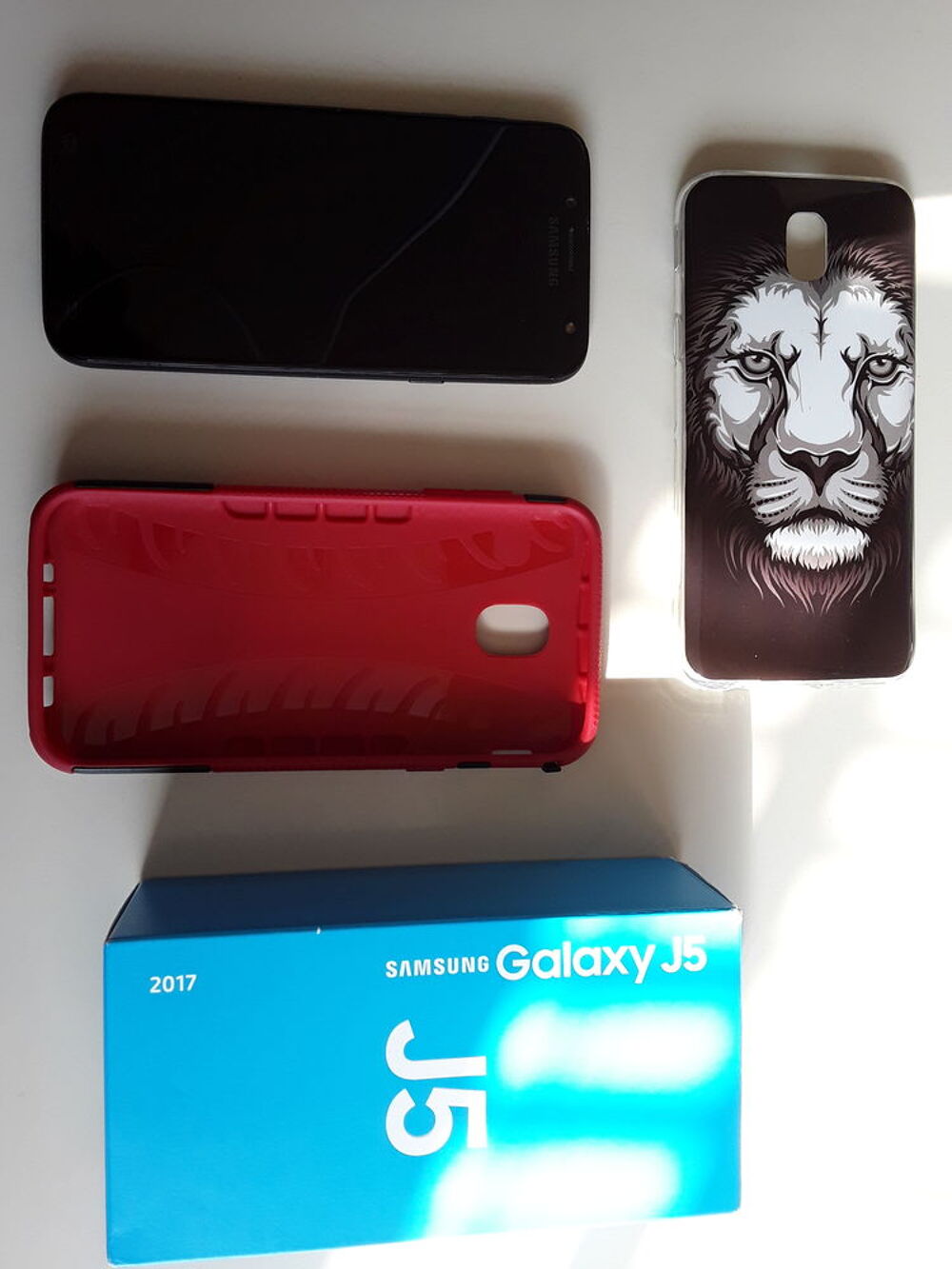 Samsung J5 noir tout m&eacute;tal &eacute;tat comme neuf Téléphones et tablettes