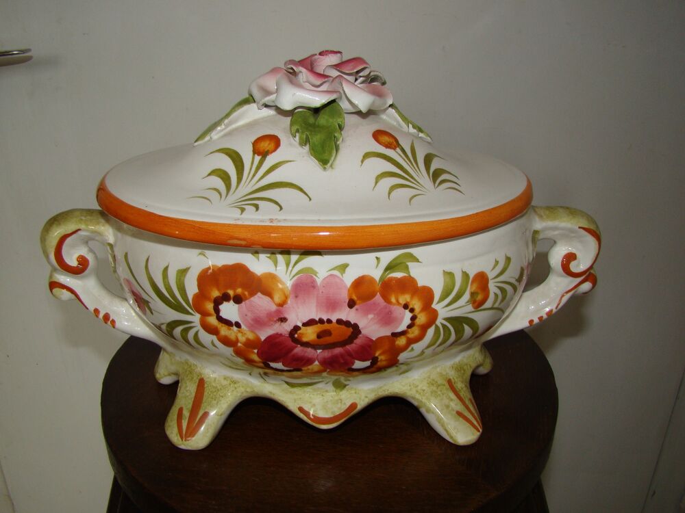Ancienne soupi&egrave;re en fa&iuml;ence de Bassano vintage 1960 Décoration