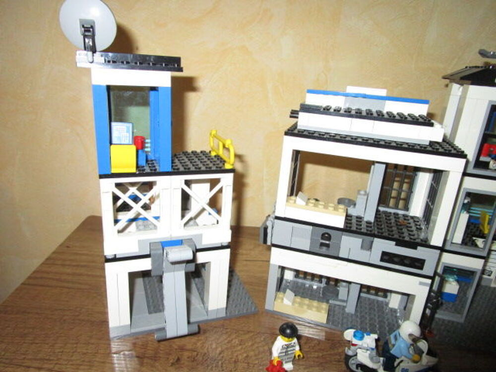 LOT 2CPCP
GROS LOT LEGO"CASERNE POMPIER+POLICE" Jeux / jouets