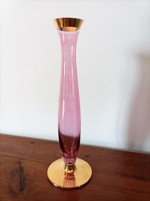 Vase en Verre Rose avec D�tails Dor�s 25 Saint-Amant-Tallende (63)