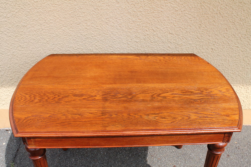 TABLE CH&Ecirc;NE D'APPOINT TBE PIEDS RONDS. Meubles
