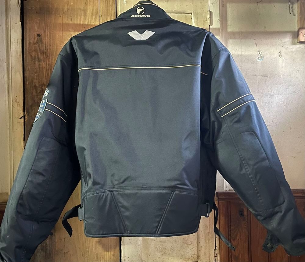1 blouson de moto femme. Vêtements