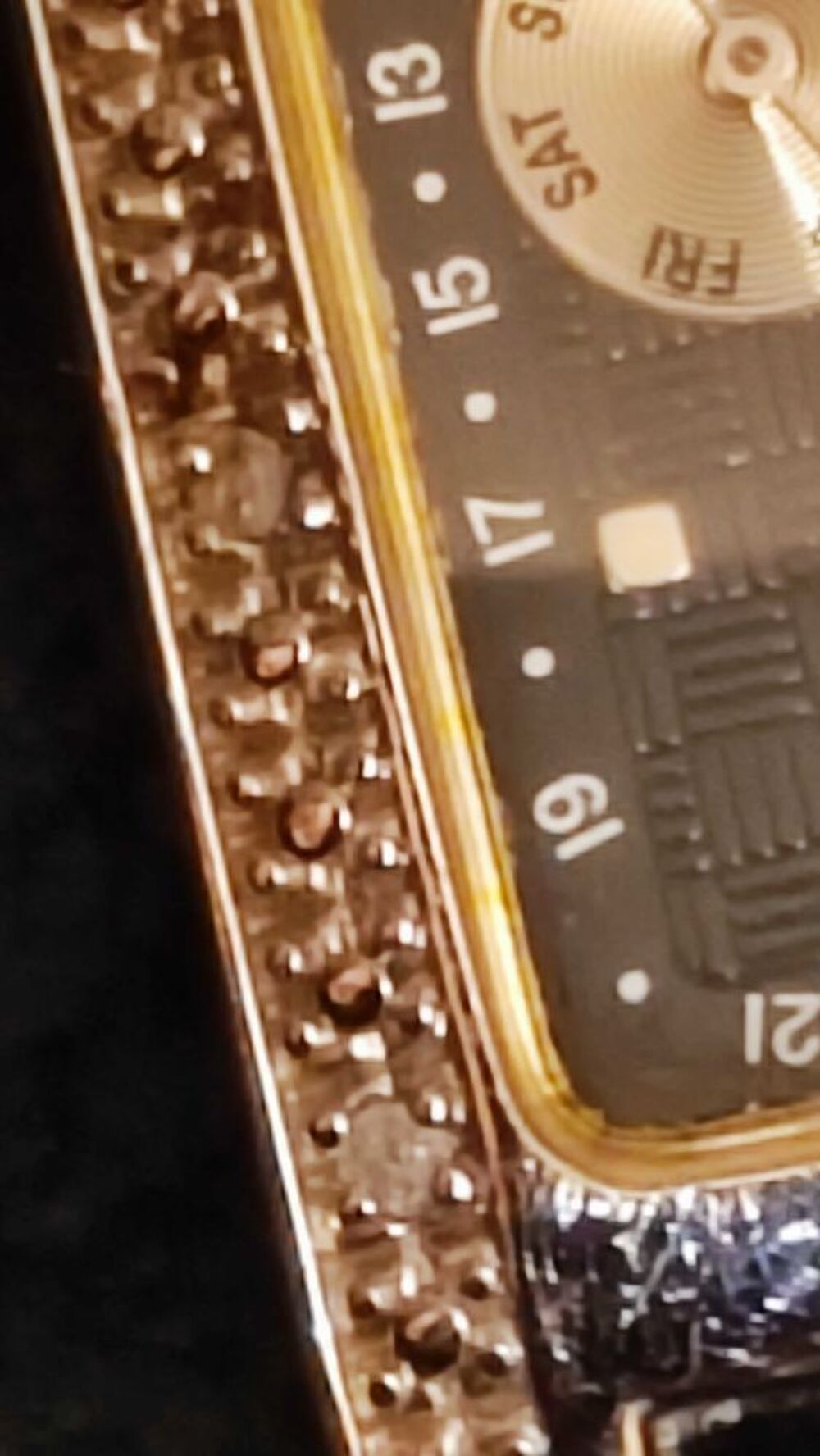 Montre vintage d'Anne Klein avec deux minuscules diamants sur chaque c&ocirc;t&eacute; du cadran, mouvement suisse, bo&icirc;tier acier. Bijoux et montres