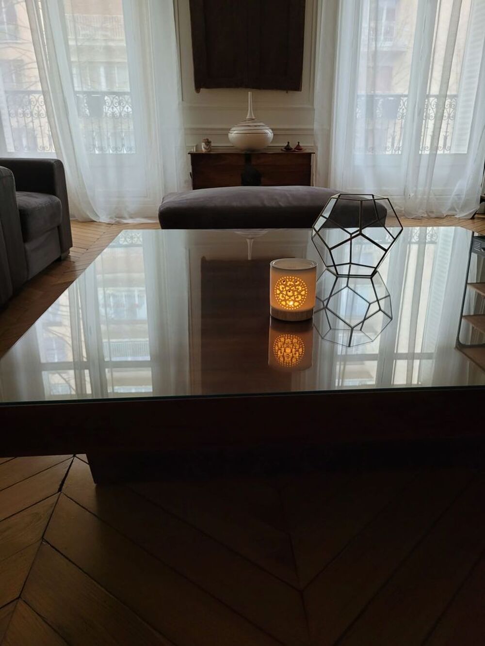 Table carr&eacute;e en bon &eacute;tat. Dimensions : 1,40 m x 1,40 m x 0,3 Meubles