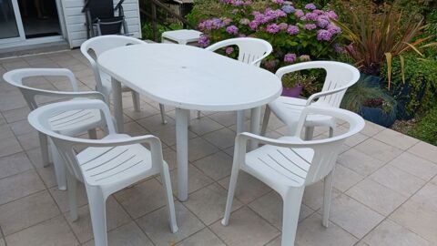 Ensemble table et fauteuils empilables de jardin blanc 100 Nantes (44)