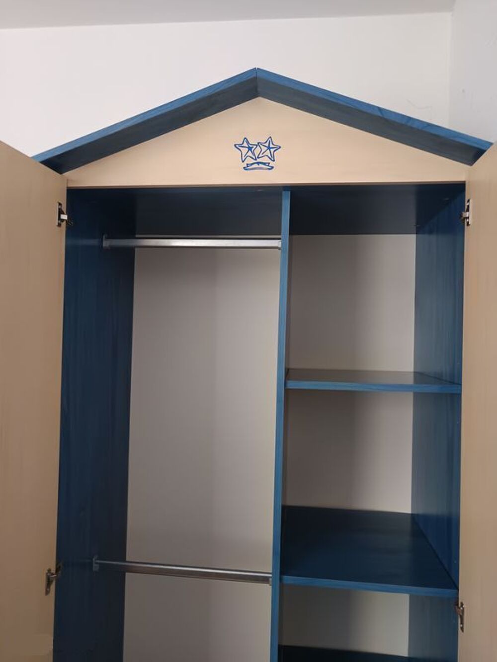 Mobilier chambre jeune enfant : bureau et armoire.
Mobilier enfants