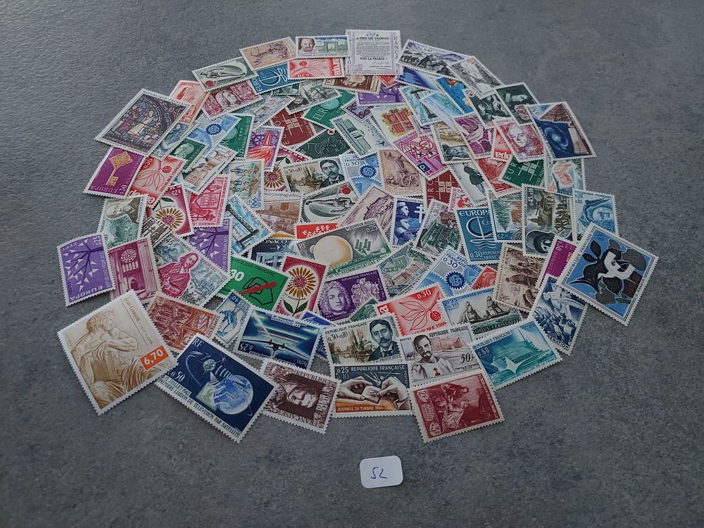 vrac de 100 timbres neufs lot N&deg; 52
