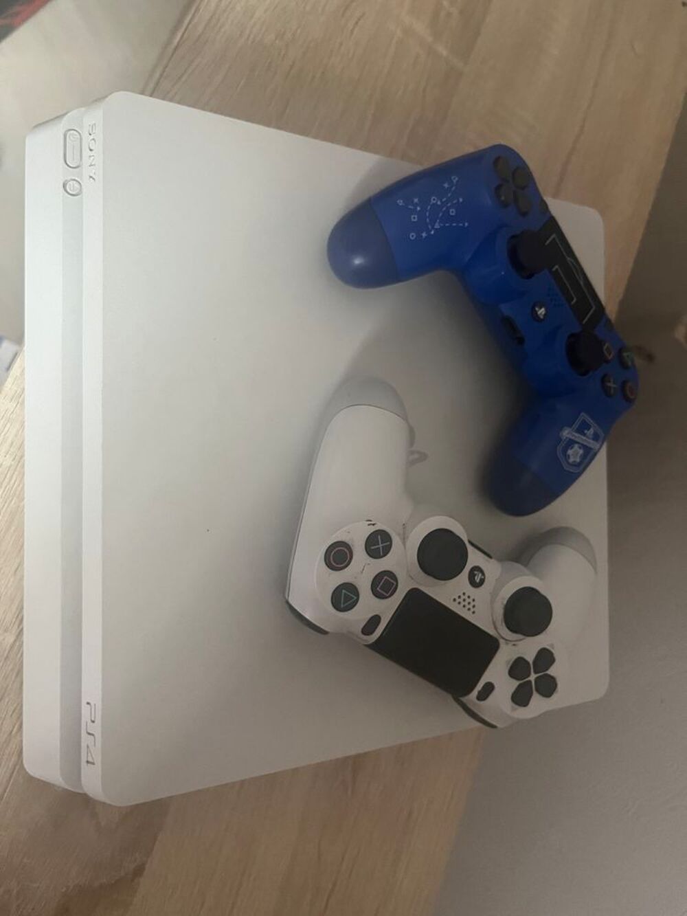 PS4 SLIM 500 go + 2 manettes + 2 jeux FIFA 2018 et 2019 Consoles et jeux vidéos