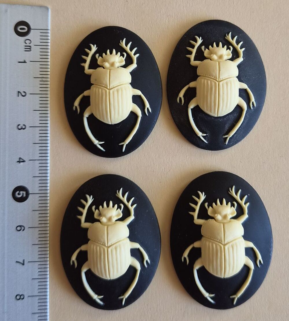4 scarab&eacute;es cam&eacute;e cabochon en r&eacute;sine Décoration