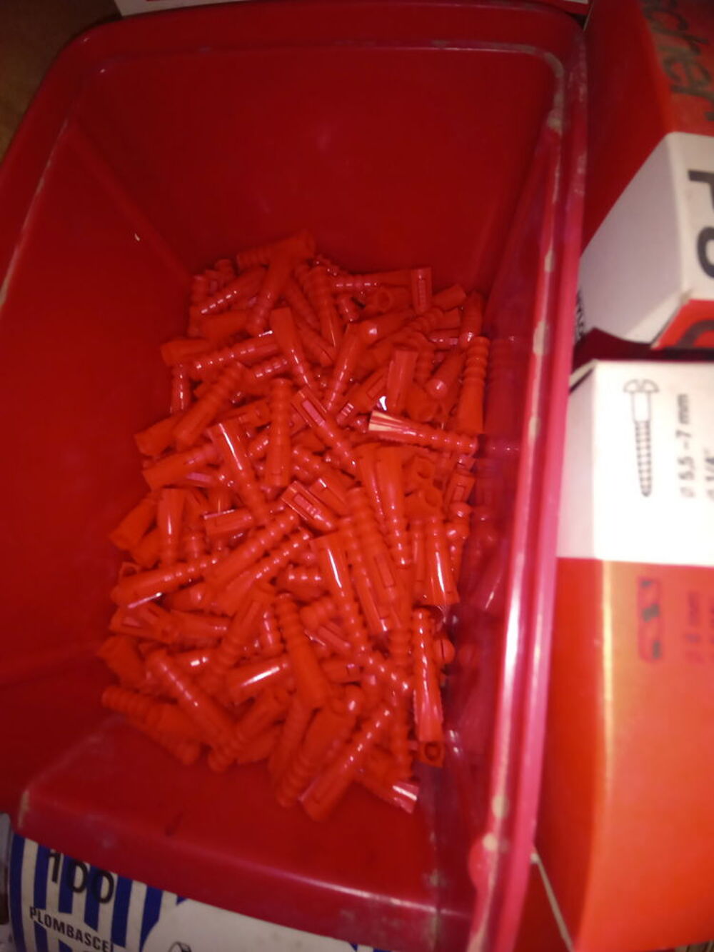 Un lot de chevilles PVC. Bricolage