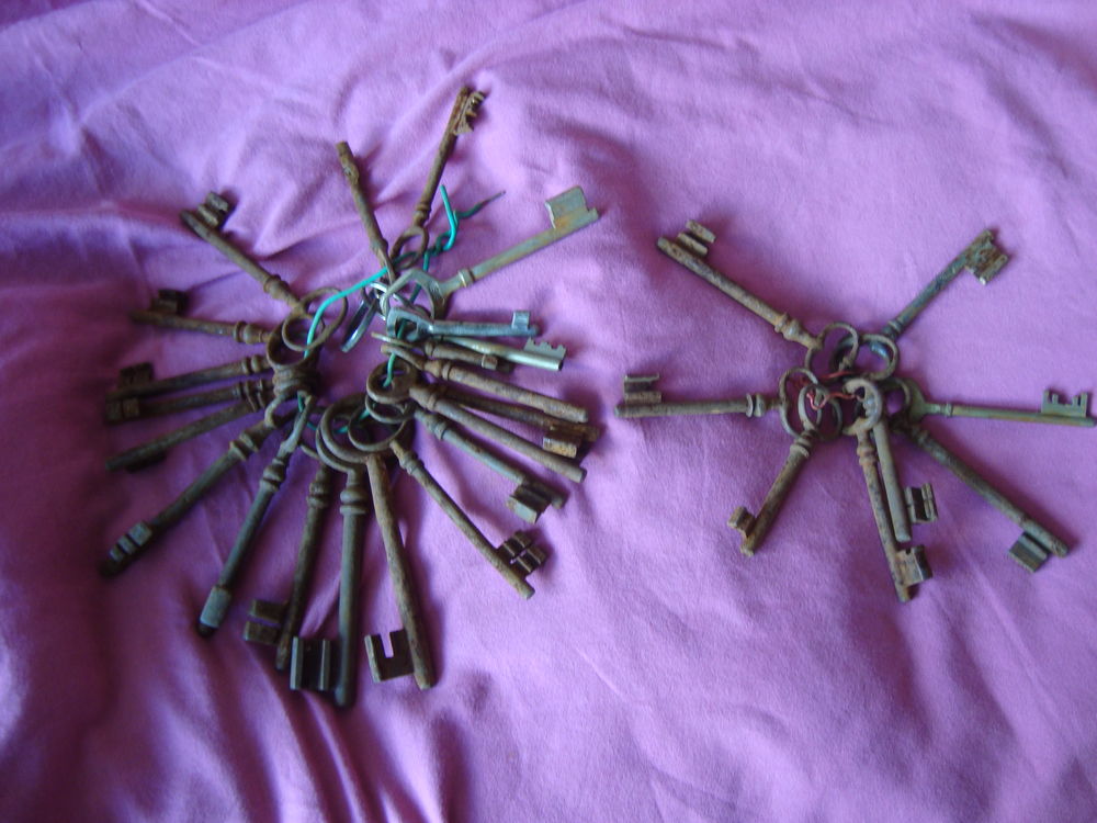 Cl&eacute;s anciennes de porte ,placard.. 