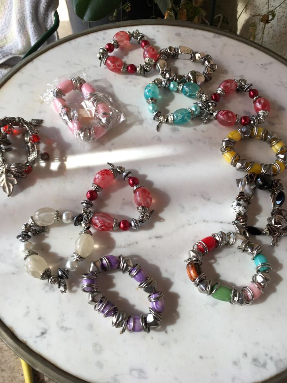 Lots de bijoux fantaisie colliers bracelets boucles oreilles Bijoux et montres