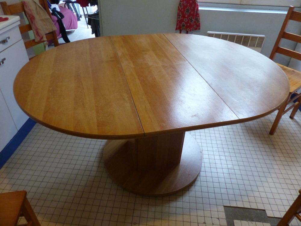 Table en bois avec rallonge.
Meubles