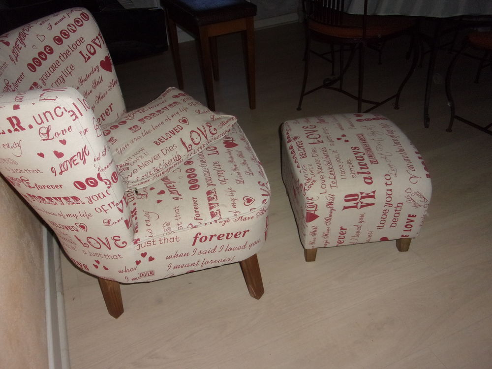 fauteuil scandinave beige imprim&eacute; "I Love you" avec repose p Meubles
