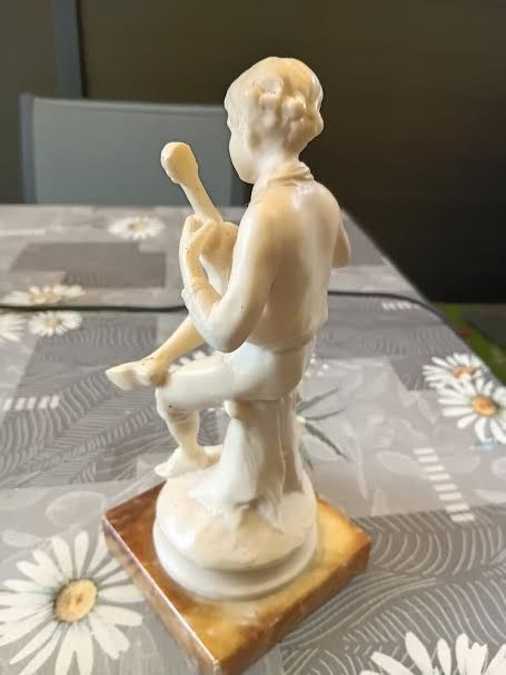 STATUETTE ENFANT JOUANT DE LA GUITARE Décoration