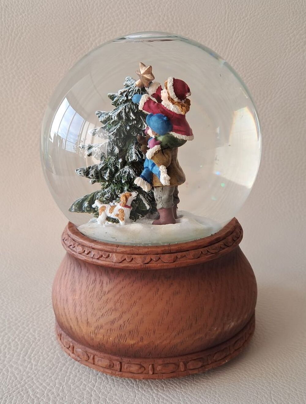 boule &agrave; neige avec d&eacute;cor de No&euml;l 
Décoration
