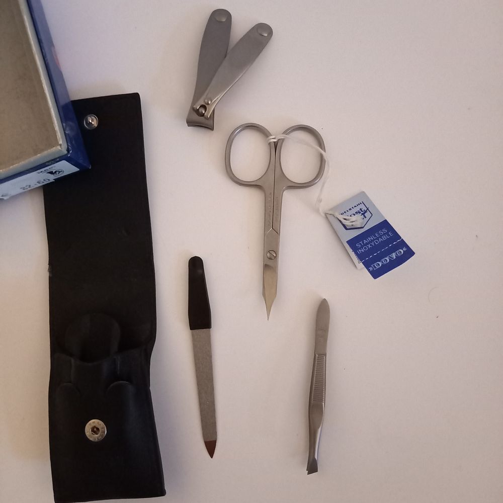 Set de manucure DOVO, fabriqu&eacute; en Allemagne , 4 pi&egrave;ces Bijoux et montres