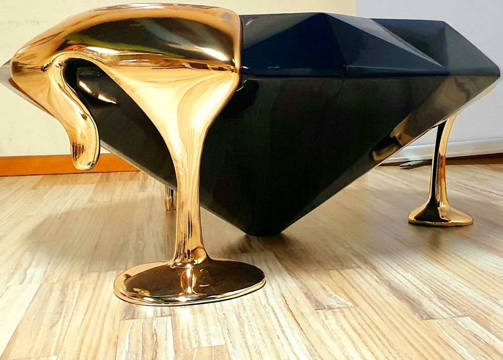 Table basse taill&eacute;e en diamant Meubles