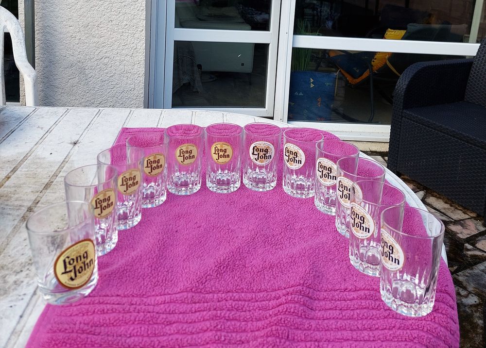 12 verres &agrave; Scotch-Whisky peu servis Cuisine