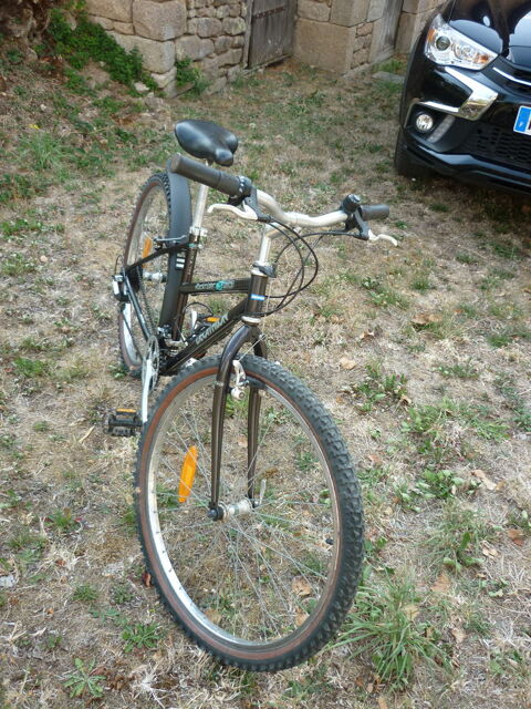VTT FEMME DECATHLON ROCKRIDER 320
215 Guéret (23)