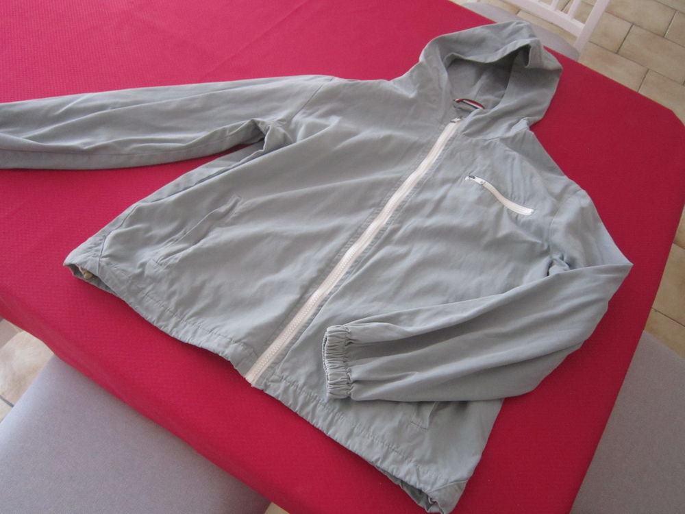Une veste &agrave; capuche Vêtements