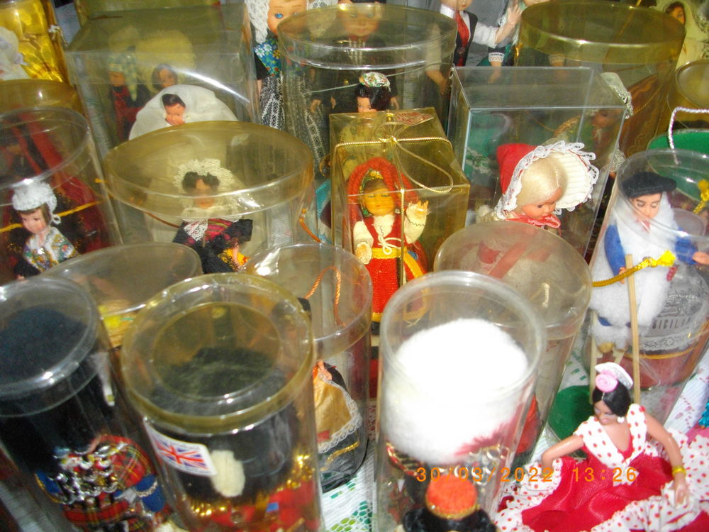 LOT DE 49 PETITES CUILLERES DE COLLECTION 