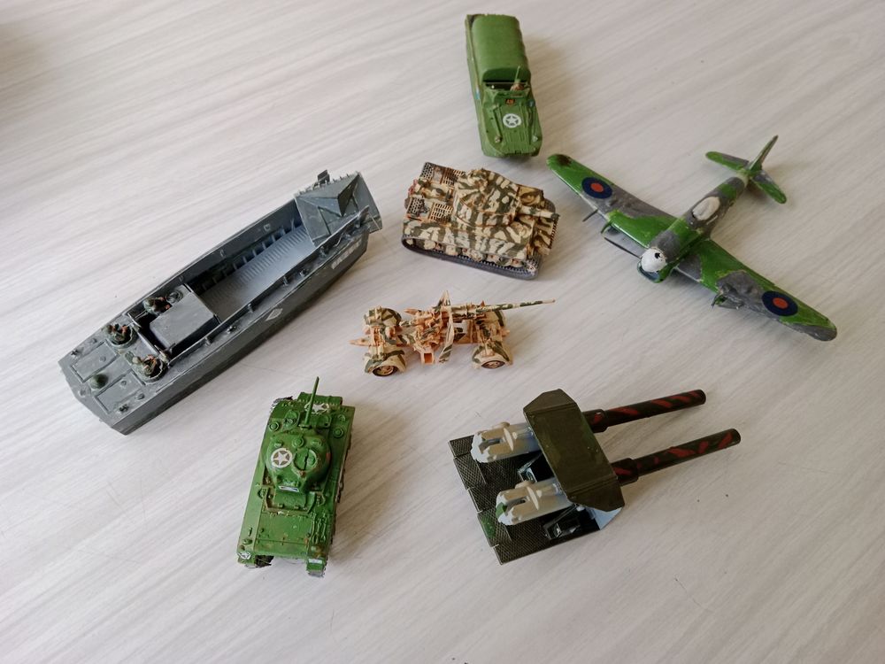 Lot de v&eacute;hicules militaires Jeux / jouets