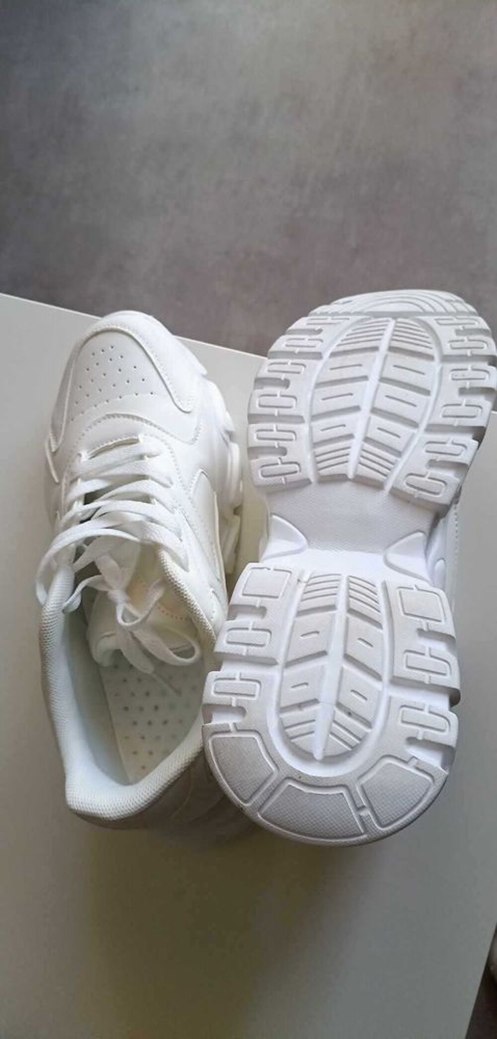 BASKETS BLANCHES TOUTE NEUVE Chaussures