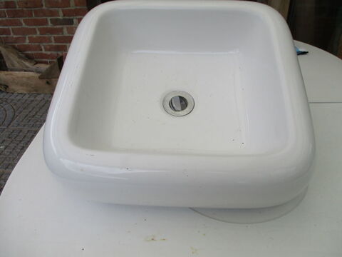 Lavabo ou vasque carr� aux bords arrondis en tr�s bon �tat 40 M�rignies (59)