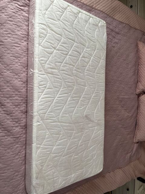 Matelas lit bébé 
État impeccable 40 Decize (58)