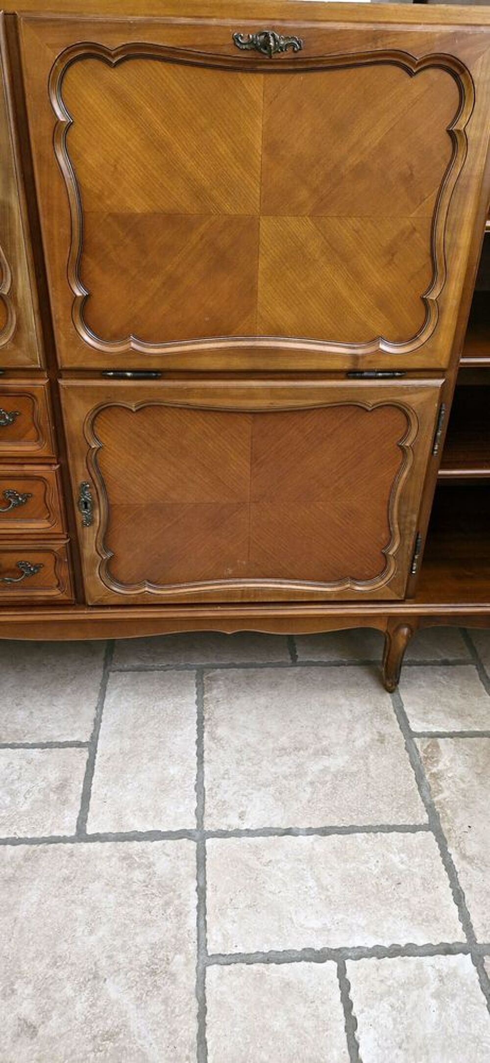 Meuble bahut en bois 5 portes et 3 tiroirs
Meubles