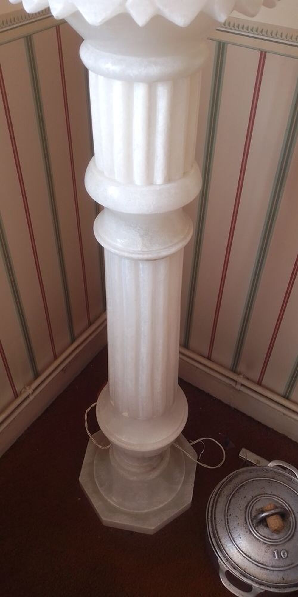 Luminaire en vrai marbre naturel sculpt&eacute; main sur colonne Dcoration