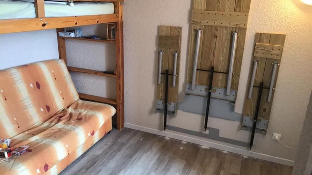 table et bancs relevables sur mur pour gain de place Meubles