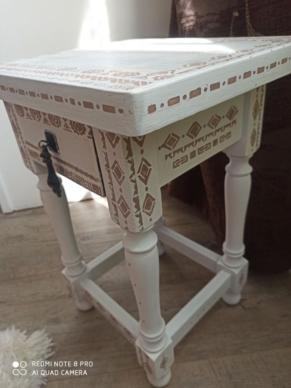 Ancienne table de chevet en bois massif &agrave; motifs ethniques Meubles