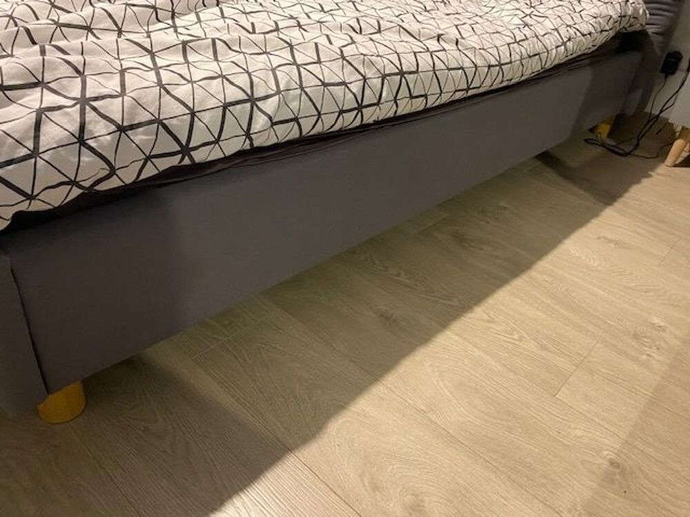 Lit 140x 190 avec sommier et t&ecirc;te de lit gris Meubles