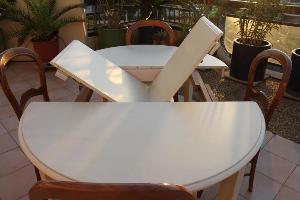 TABLE RONDE + CHAISES Meubles
