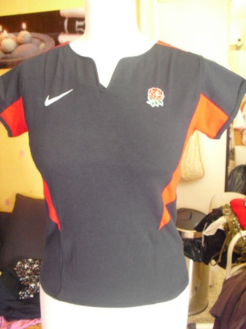 tee shirt NIKE NEUF TAILLE 38/40 Sports