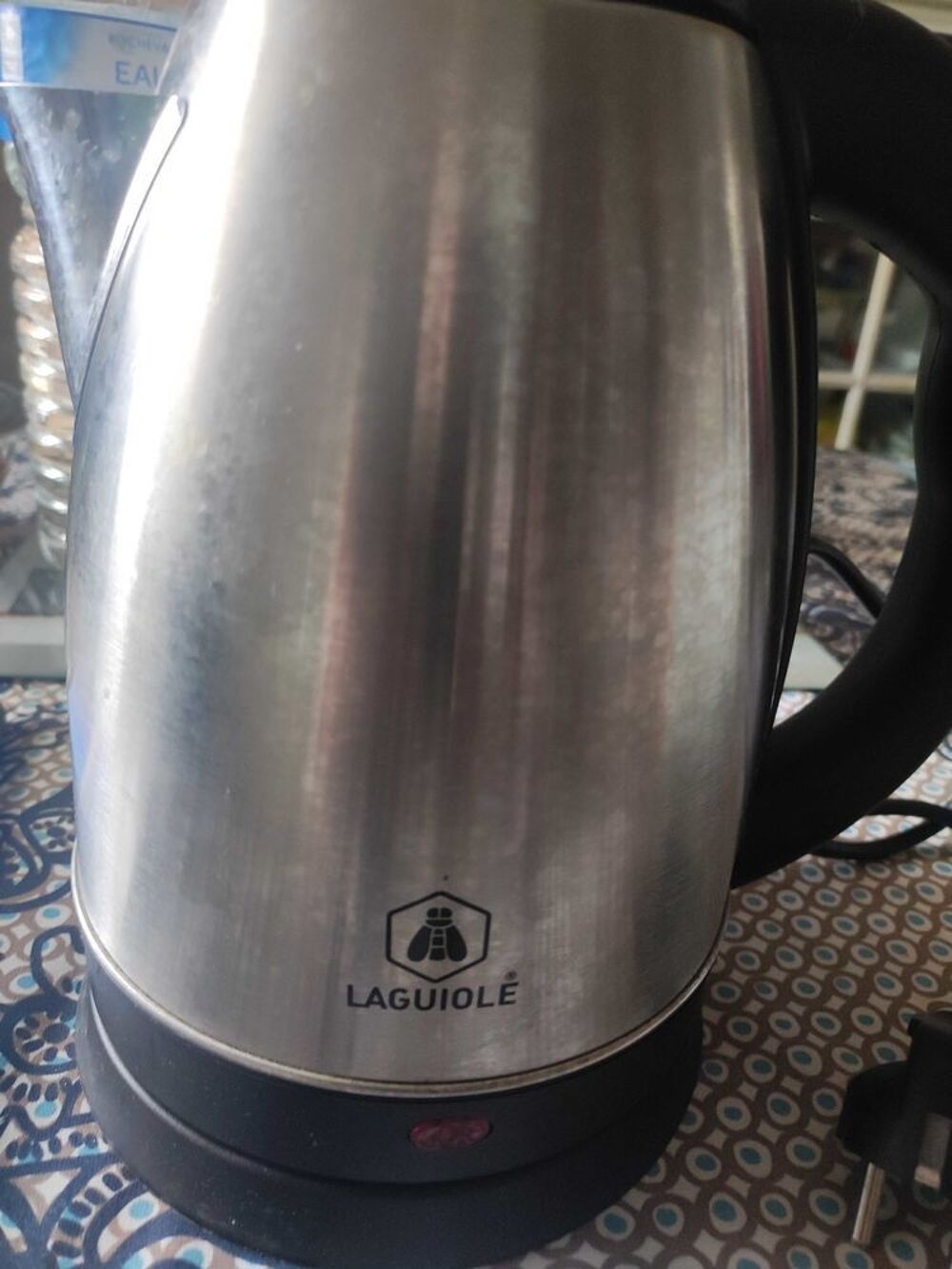 Bouilloire &eacute;lectrique laguiole sur socle. Electroménager