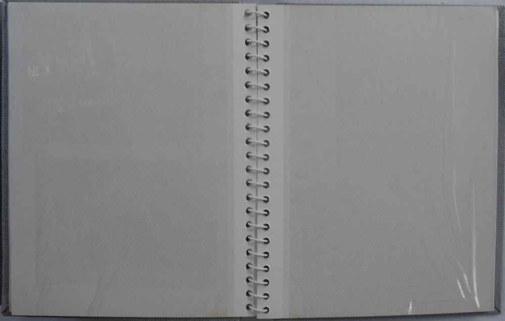 3 albums de photos dans un classeur ancien mais en bon &eacute;tat Photos/Video/TV