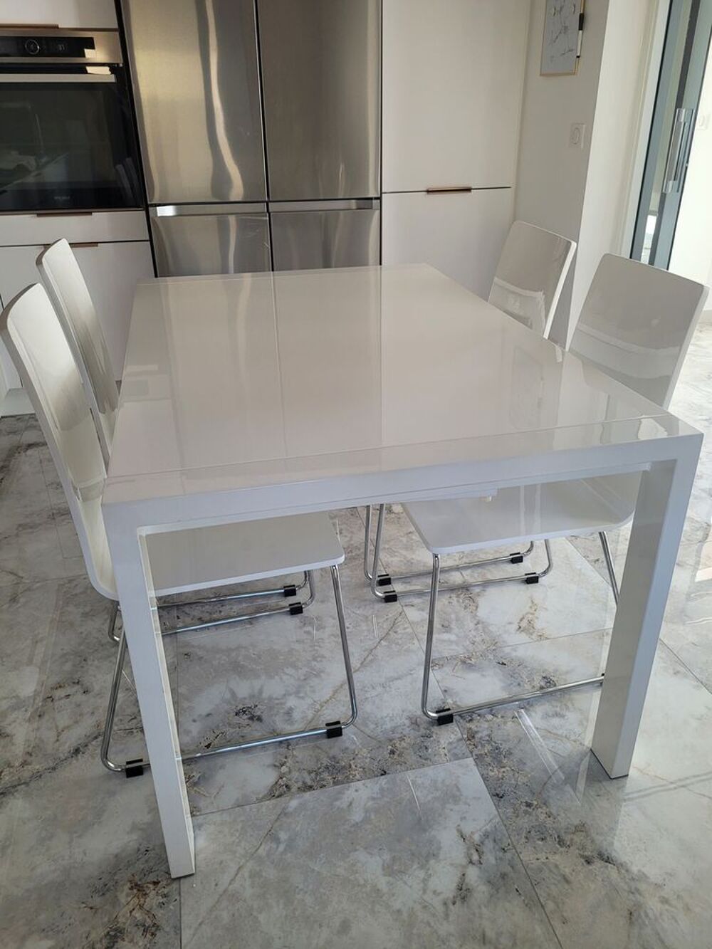 &Eacute;l&eacute;gante table extensible laqu&eacute;e blanche avec 6 chaises mode Meubles