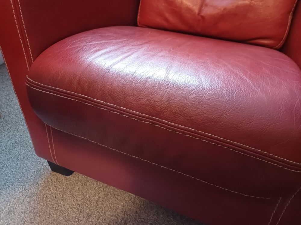 4fauteuils en cuir rouge parfait &eacute;tat 220€ les quatre Meubles