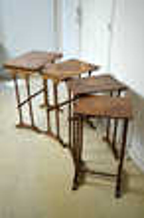 Tables Gigogne Art Nouveau en noyer Meubles