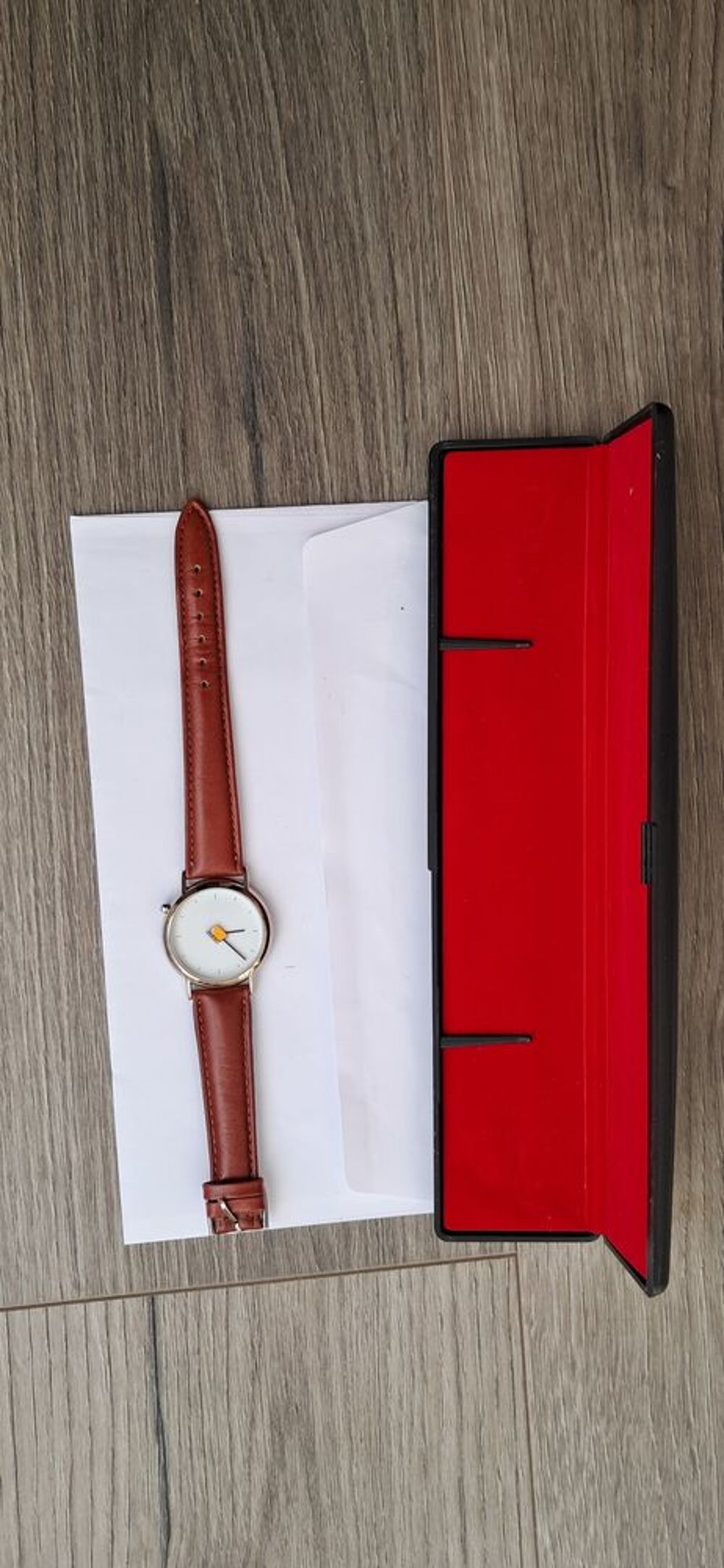 Montre jamais utilis&eacute;e ; bracelet cuir ; pile &agrave; changer Bijoux et montres