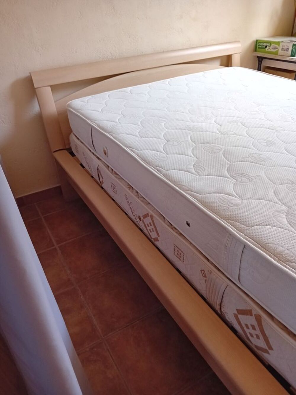 2 LITS DEUX PLACES EN PIN &agrave; 250€ Meubles