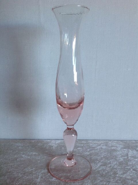 VASE COUPE EN CRISTAL ROSE Ht 21,8 cm Envoi Possible
12 Trégunc (29)