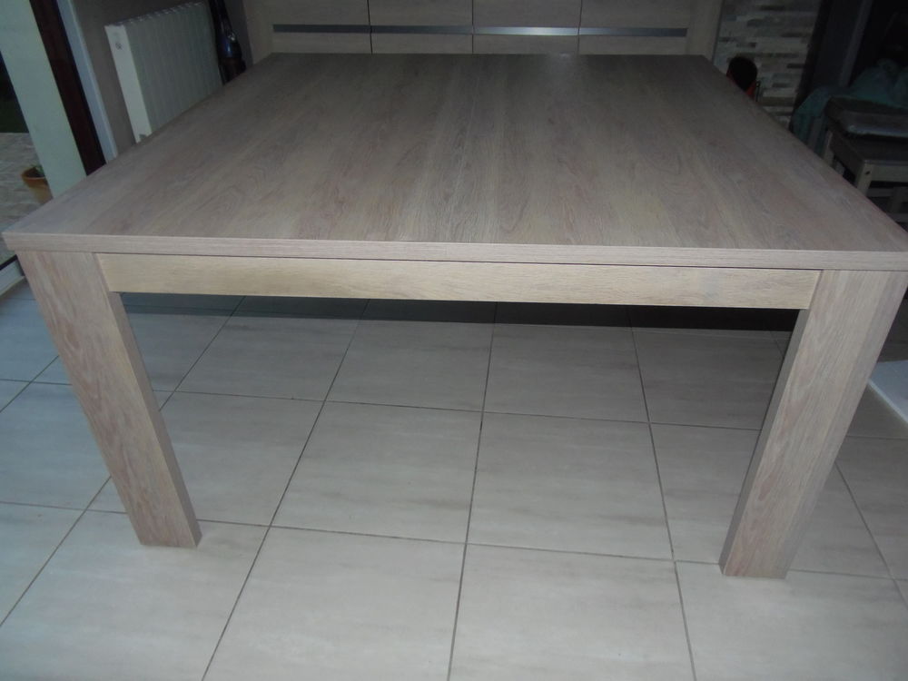 Table salle &agrave; manger carr&eacute; Meubles