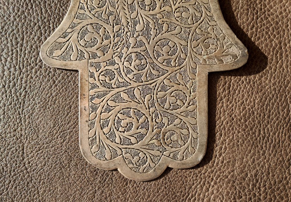 main de fatma en m&eacute;tal argent&eacute; travaill&eacute; d'arabesques grav&eacute;e Décoration