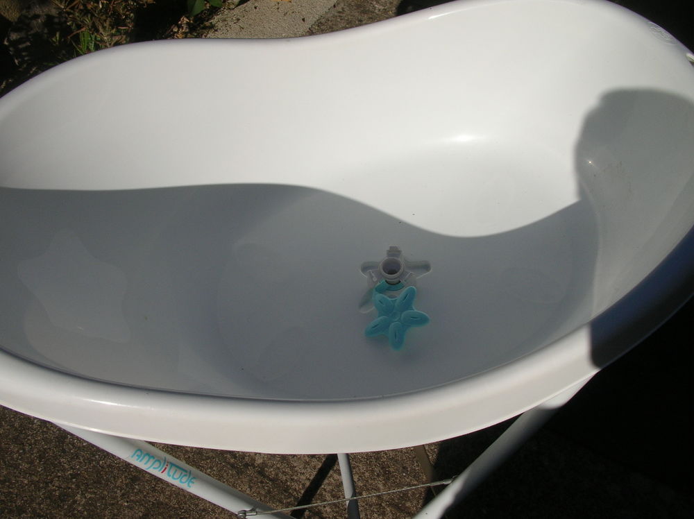 baignoire pour b&eacute;b&eacute; sur pieds pliables Puériculture