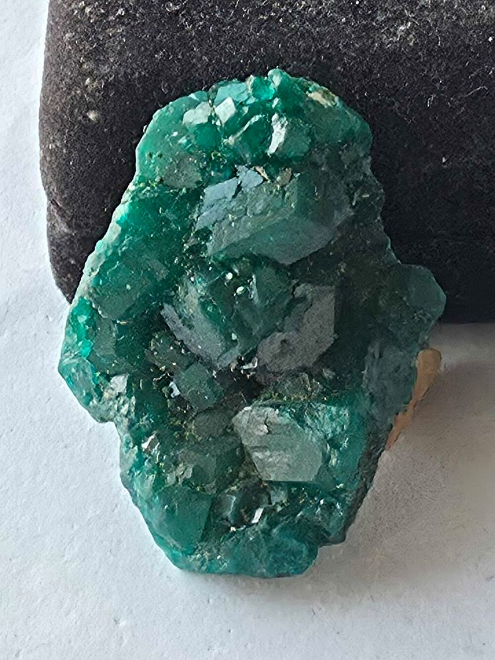 V&eacute;ritable Dioptase Verte sur gangue-Sp&eacute;cimen de 15g du Congo 